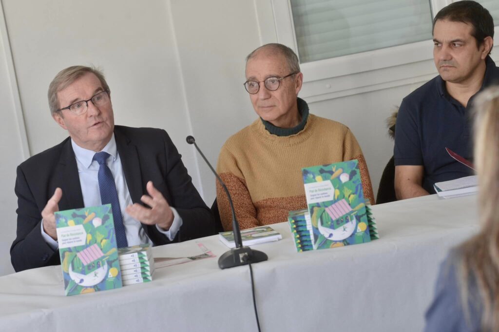 Germinal Peiro, Serge Added et Jean-Marc Mouillac lors de la présentation du livre "Plat de Résistance".